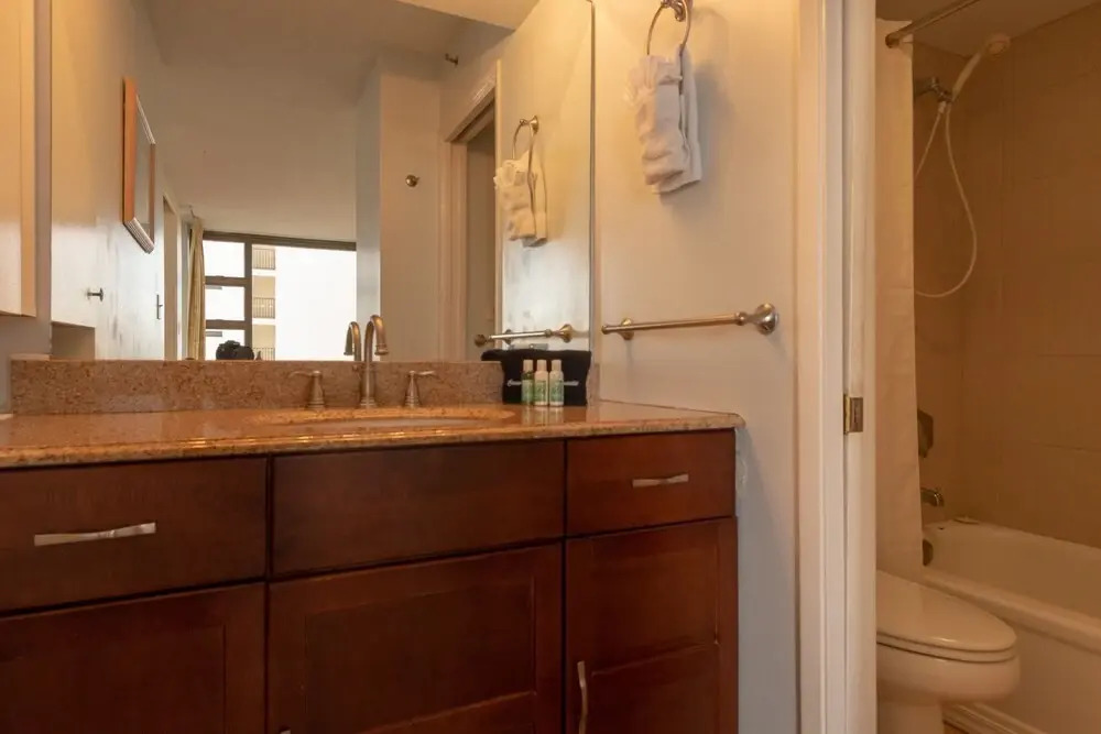 Deluxe Waikiki Banyan Condos - Free Parking & Wifi