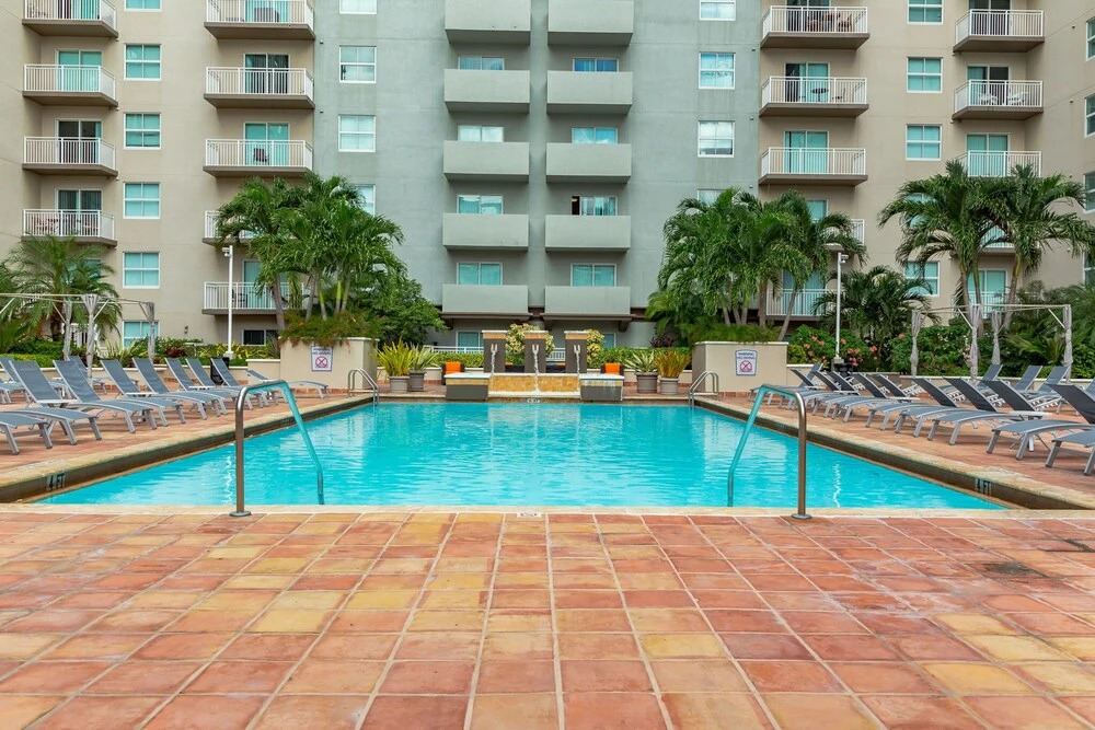 NEW- Fast Wifi - Work Desk - Top Floor - 2BR/2BA Miami! (CD2)