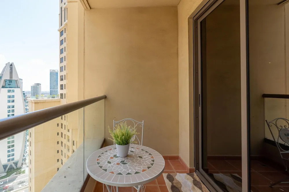 Whitesage - Magnificent Waterfront Apt, Steps From the Beach