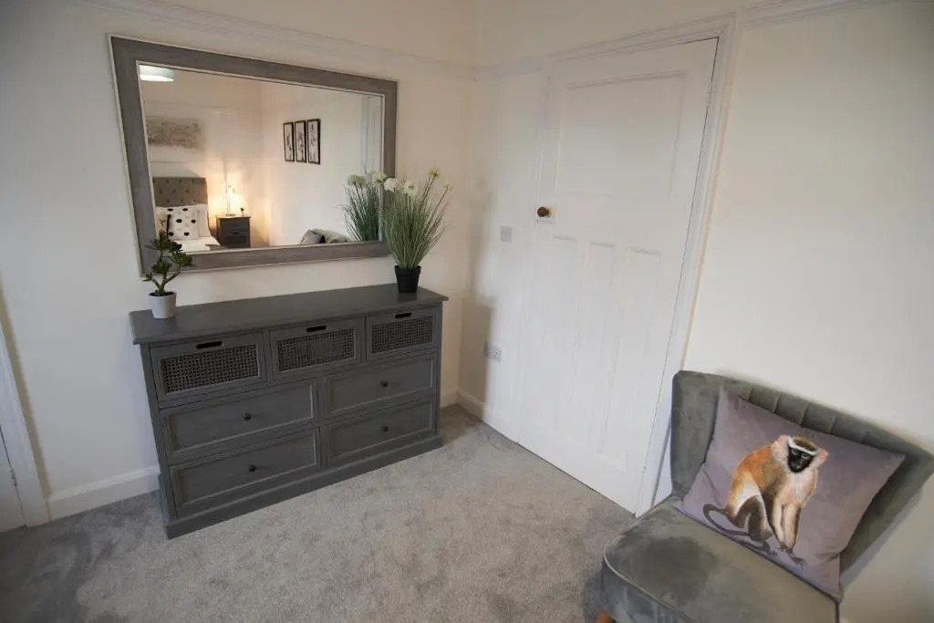 Doctors lane Stylish 3 Bedroom contractor Family House with Parking