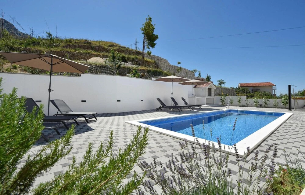 Amazing Apartment in Podstrana With 3 Bedrooms, Wifi and Outdoor Swimming Pool