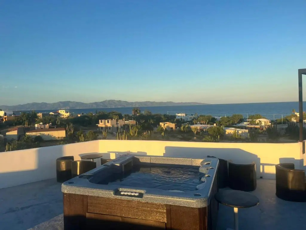 Casa Arrecife - Dorado Suite, Fast Wifi & Balcony! Beach is steps away