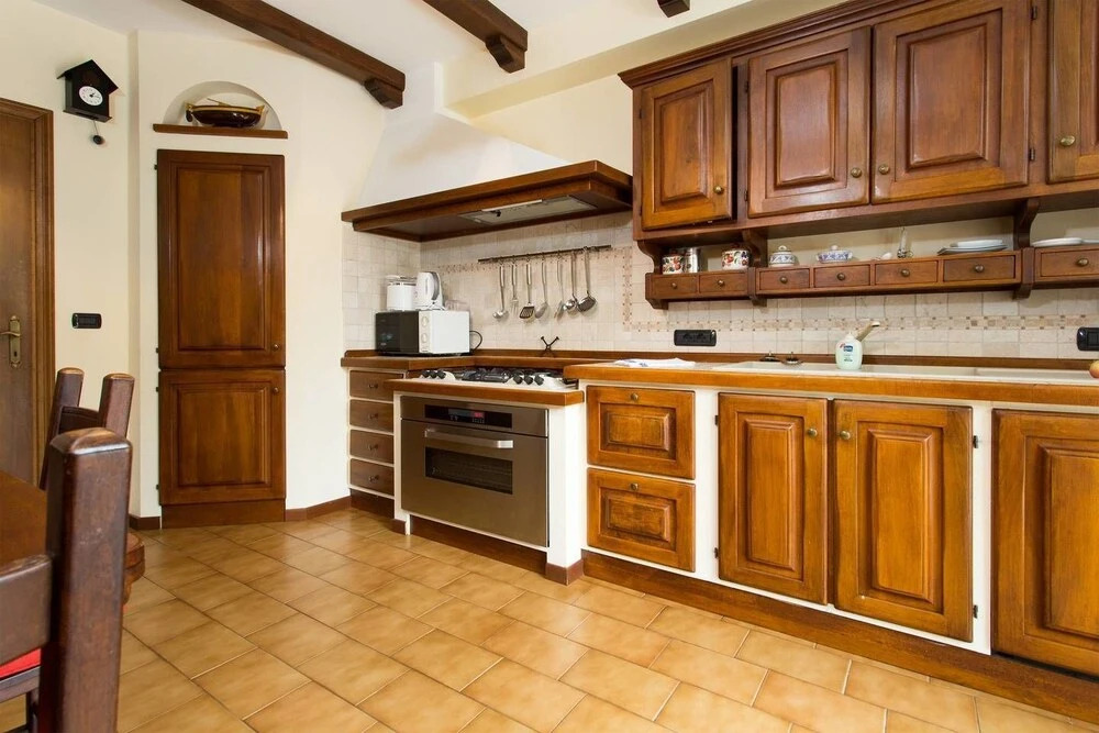 Beautiful Villa, Wifi, Bbq, Private Garden, Short Walk to Lakeside, Beach and Restaurants