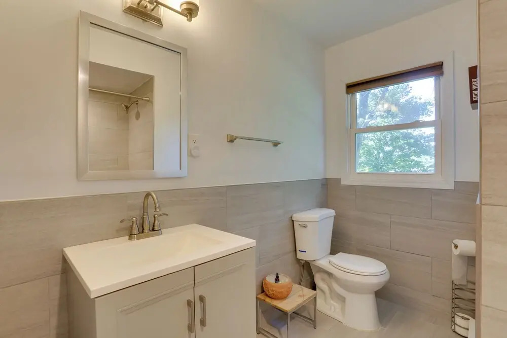 Kiamesha Lake Home w/ Deck: 4 Mi to Resorts World!