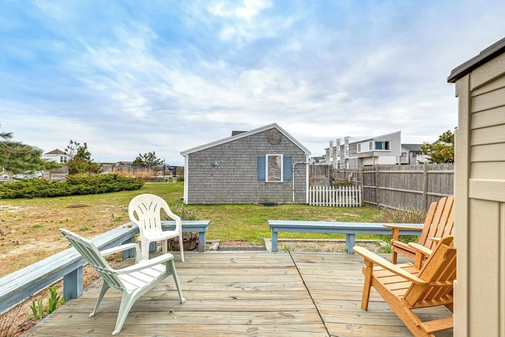 Walk to Beach & Pool! East End P-town Condo