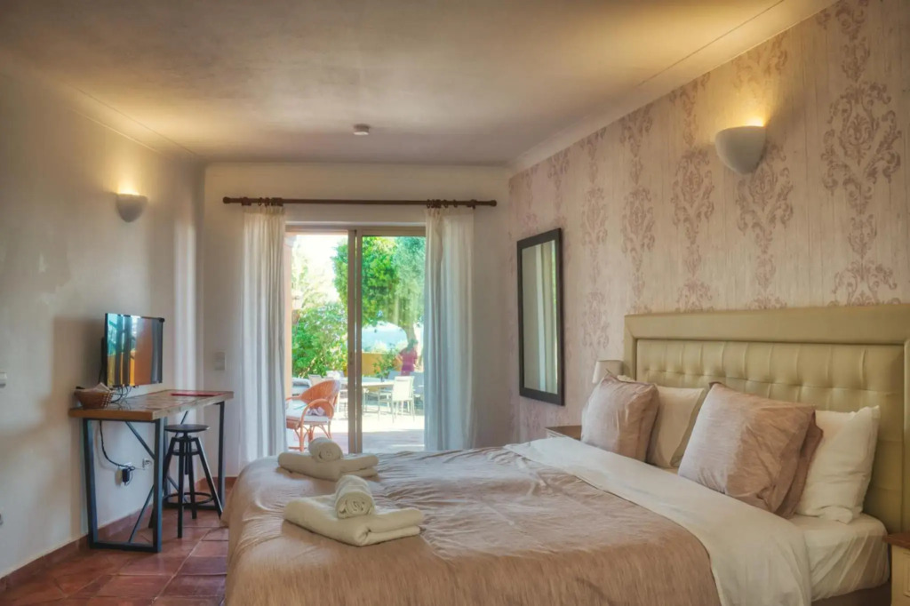 Moonshine Guest House with private studios and private cottage