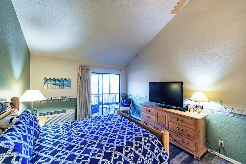 Serenity Now Quiet 4 BDR Next to Margaritaville!