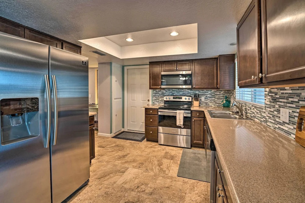 3 Mi to Water: Lake Havasu Gem w/ Fire Pit & Grill