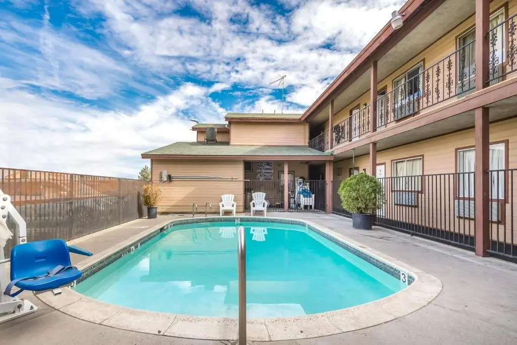 Hotel Avenida Victorville I 15