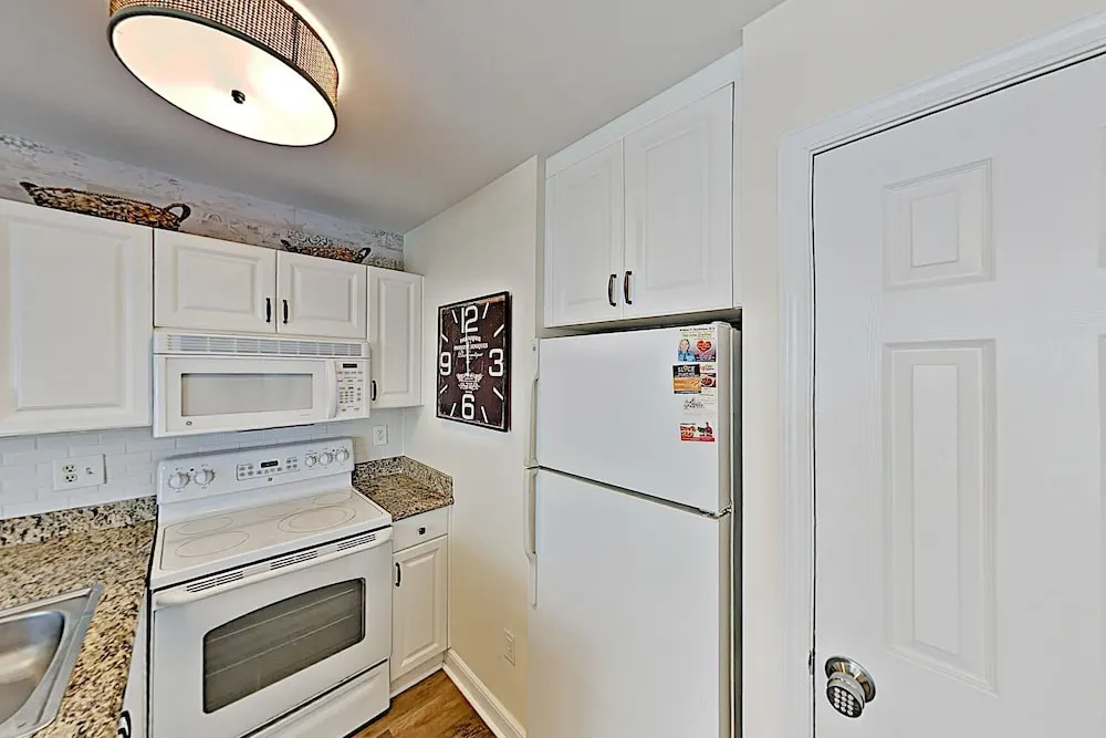 Updated Bayside Getaway: Pool, Hot Tub, Near Beach 1 Bedroom Condo