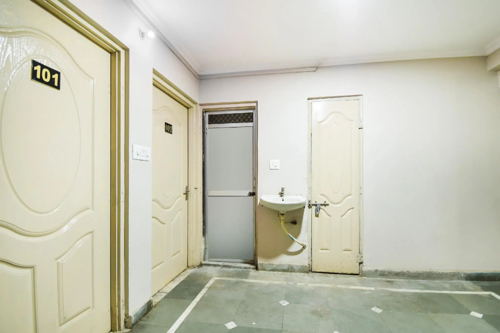 Hotel Mahesh by OYO Rooms