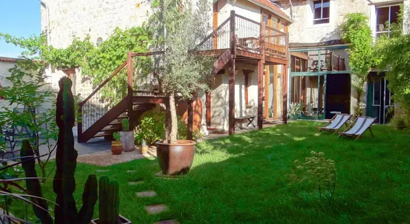 La Mona Guest House