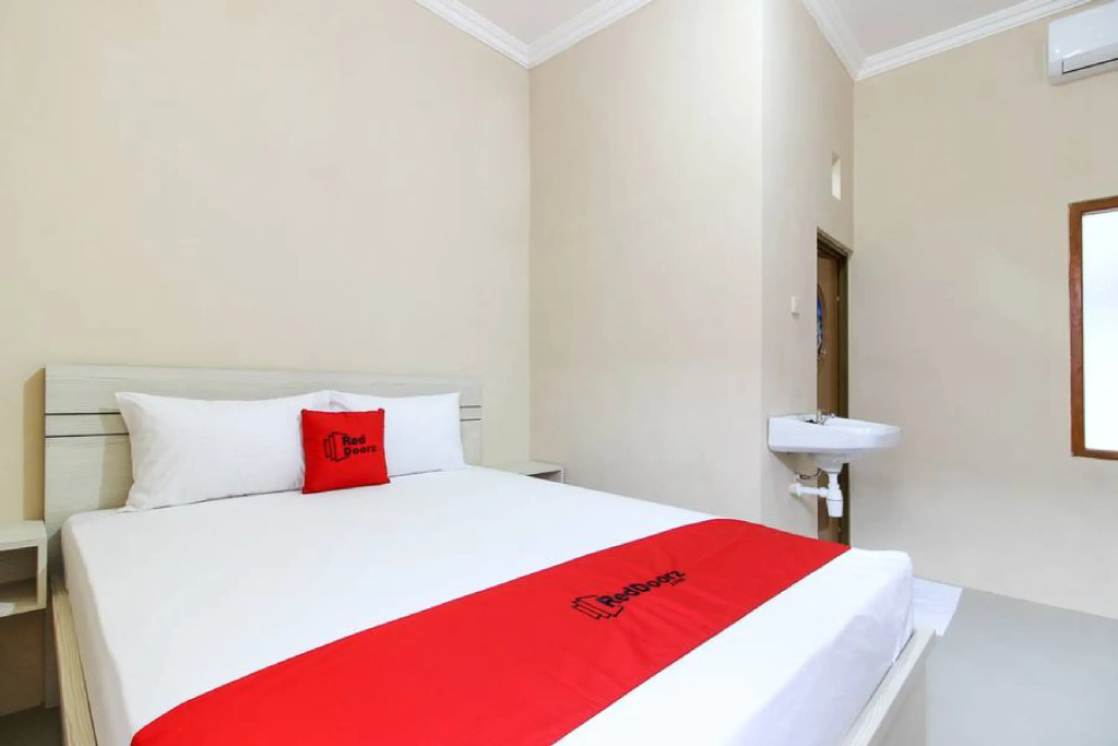RedDoorz near Sheikh Zayed Surakarta