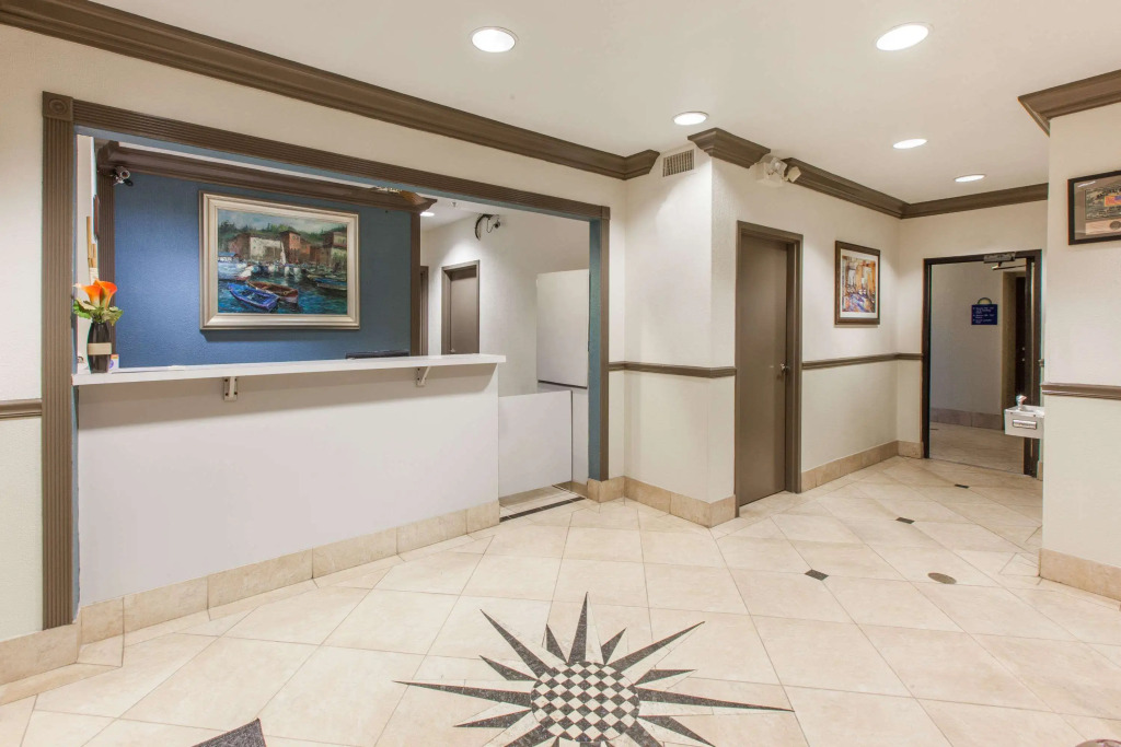 Days Inn & Suites by Wyndham Webster NASA-ClearLake-Houston