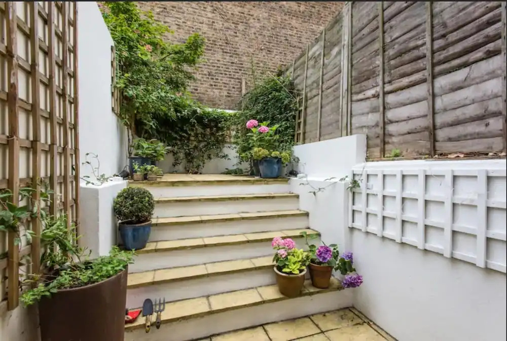 2 Bedroom Apartment With Garden in Ladbroke Grove