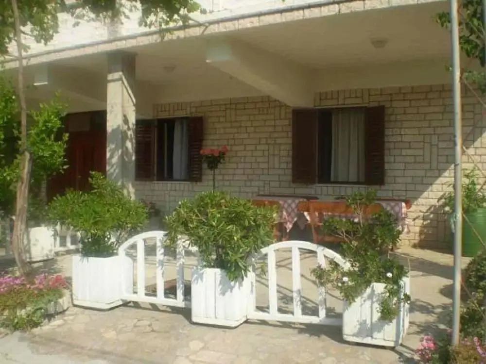 Frane - With Garden - A2