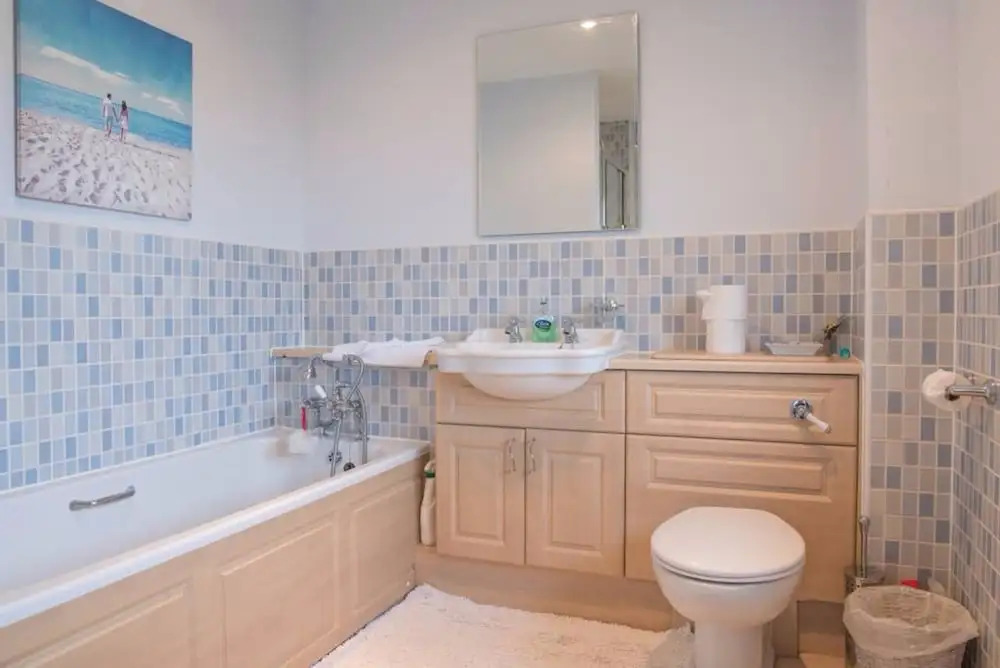 5 Bedroom House With Free Parking