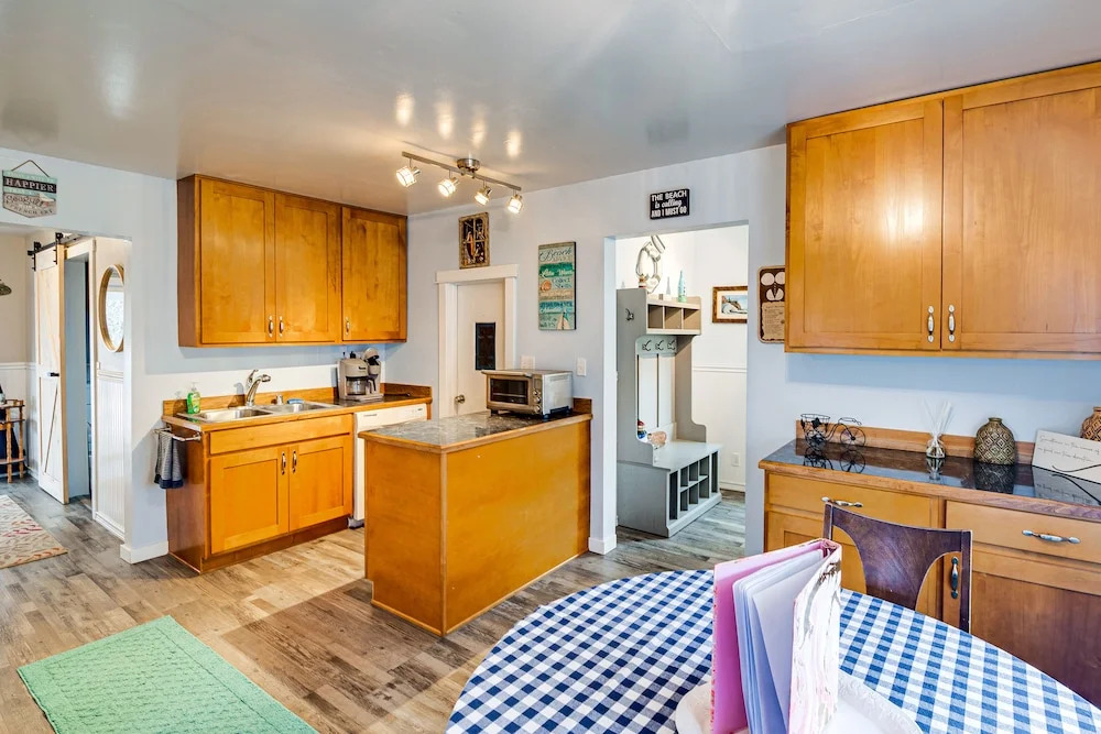 'blackberry Cottage' w/ Yard Near Westport & Beach