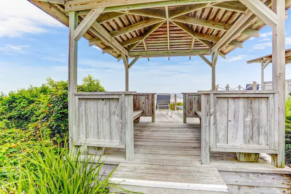 Spacious Condo With Beach Access, Balcony, AC & Outdoor Pool