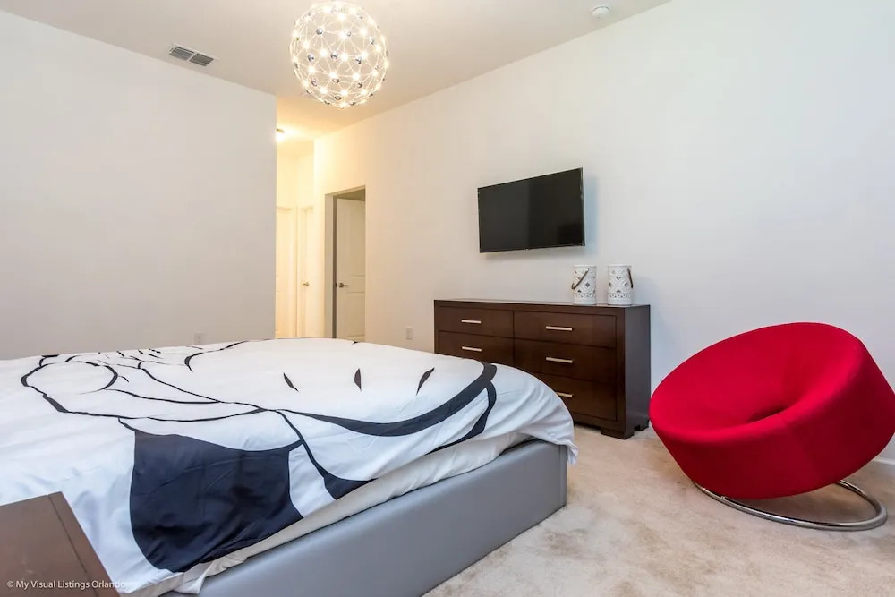 Modern 8 Bdrm 5 Bath Villa