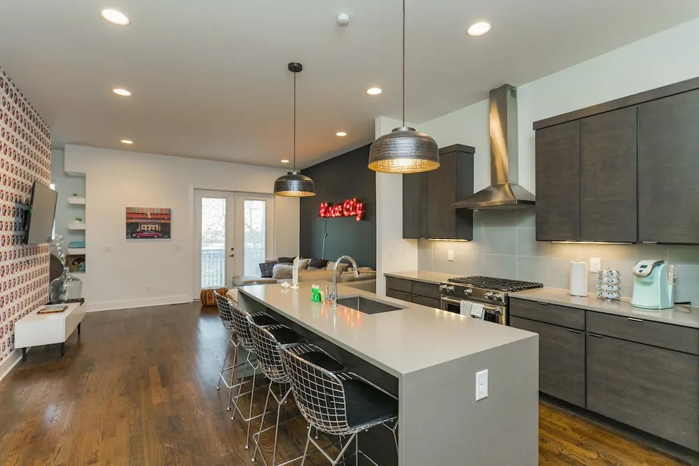 Ech2 - Perfect Palace in City Heights With Rooftop Terrace and Tons of Space!