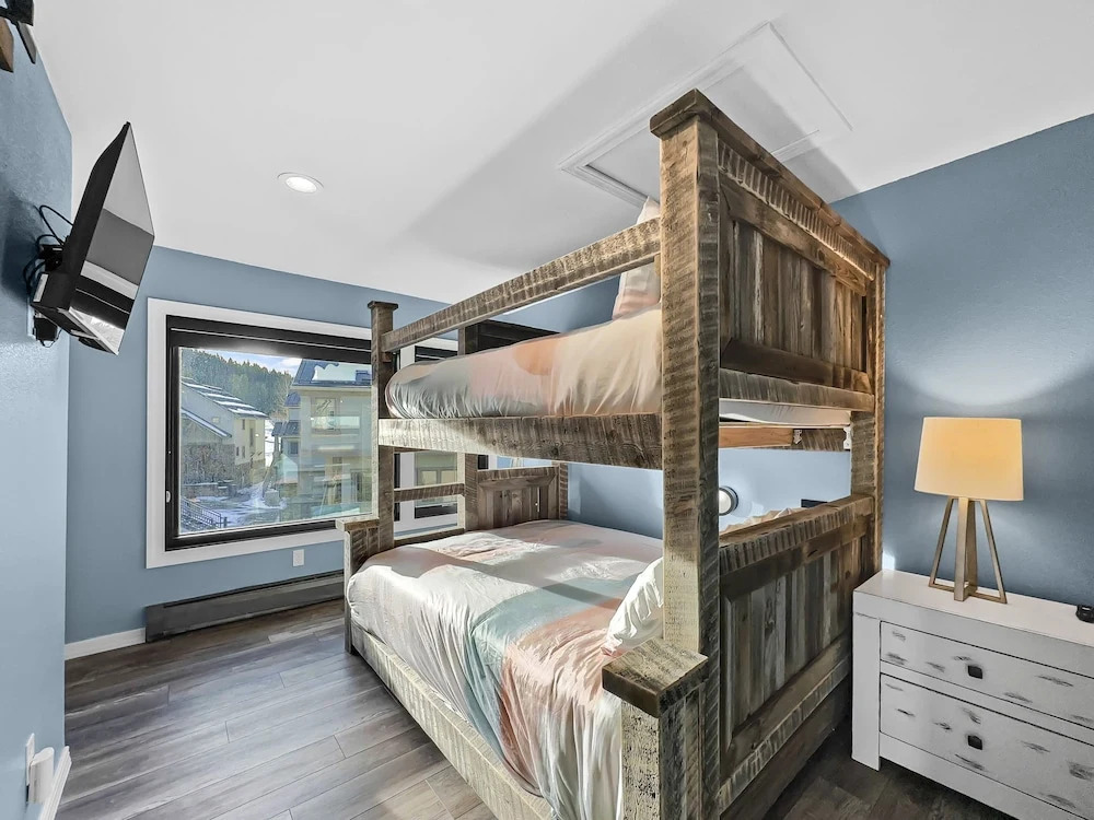 Newly Renovated, Slope-Side Walk-In Walk-Out, Top Floor, Views of Ten Mile Range - ER4 by Redawning