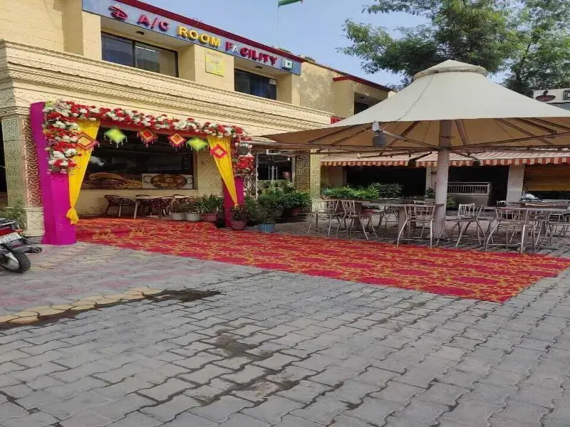 Deepak Hotel