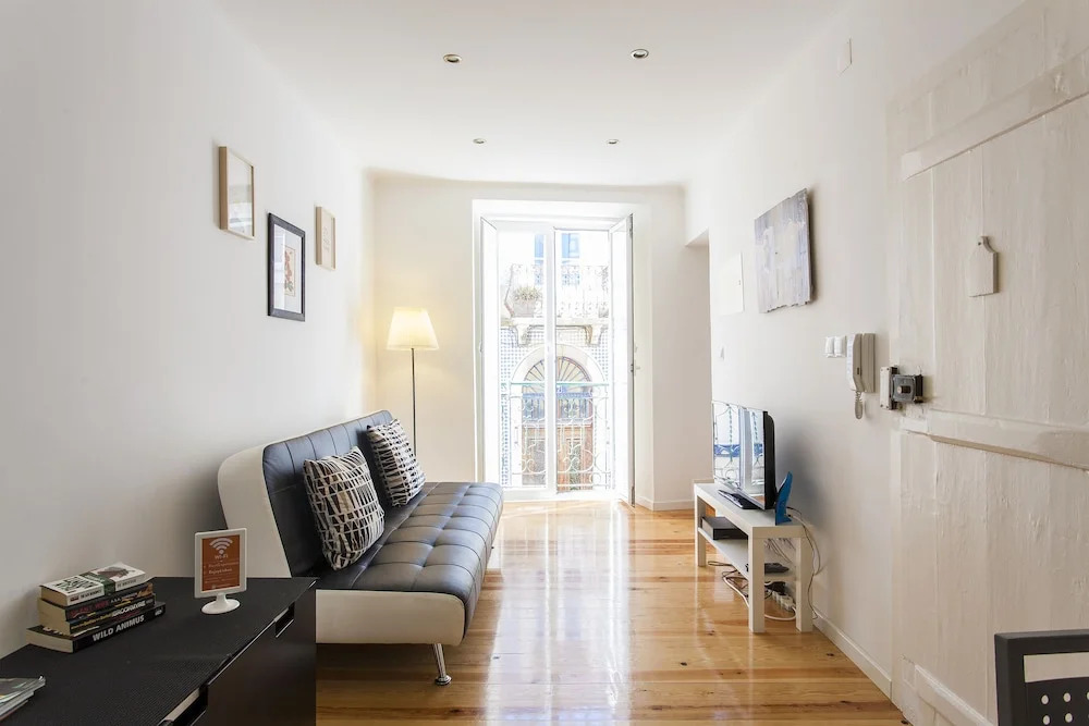 ALTIDO Cosy 1-bed flat w/balcony in Pena, close by subway, viewpoint&park
