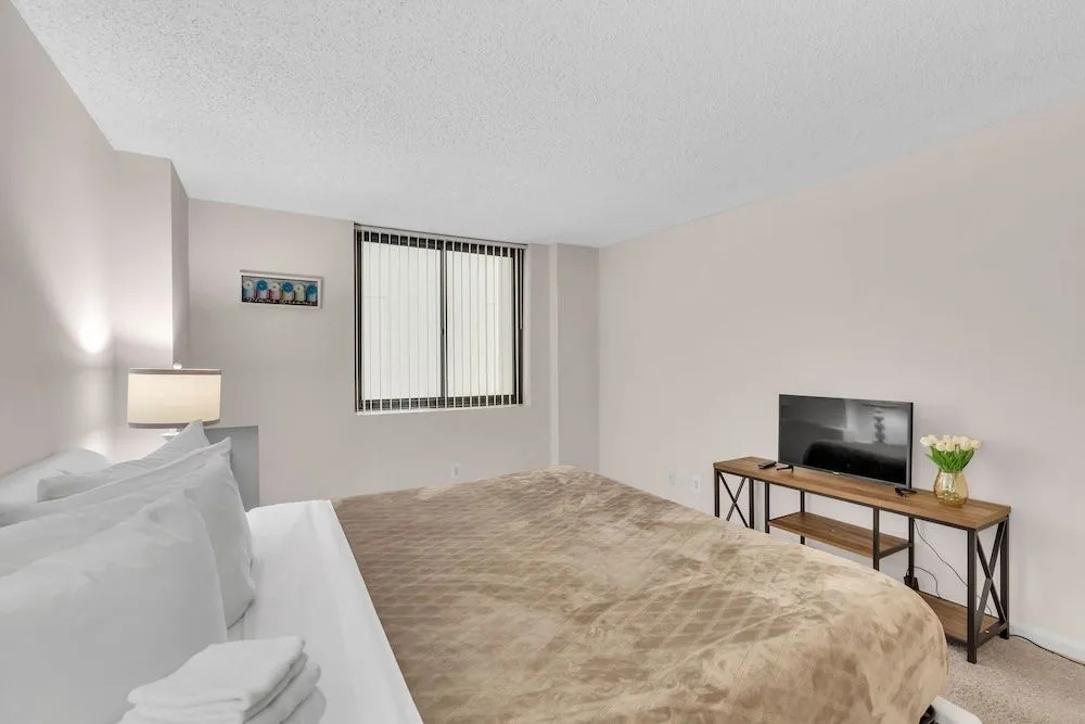 2BR Modern Apt with Easy Access to City
