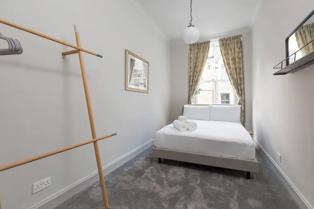 JOIVY Iconic Cockburn Street 4 Bedroom Apartment: Heart of Old Town