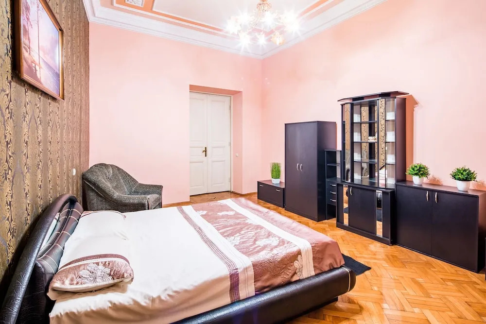 Three bedrooms & studio in the Center