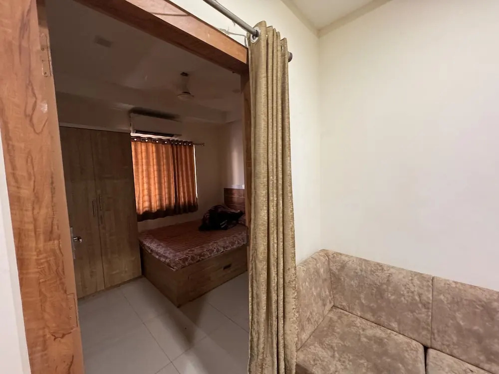 Home Escape 1bhk near Bombay Hospital