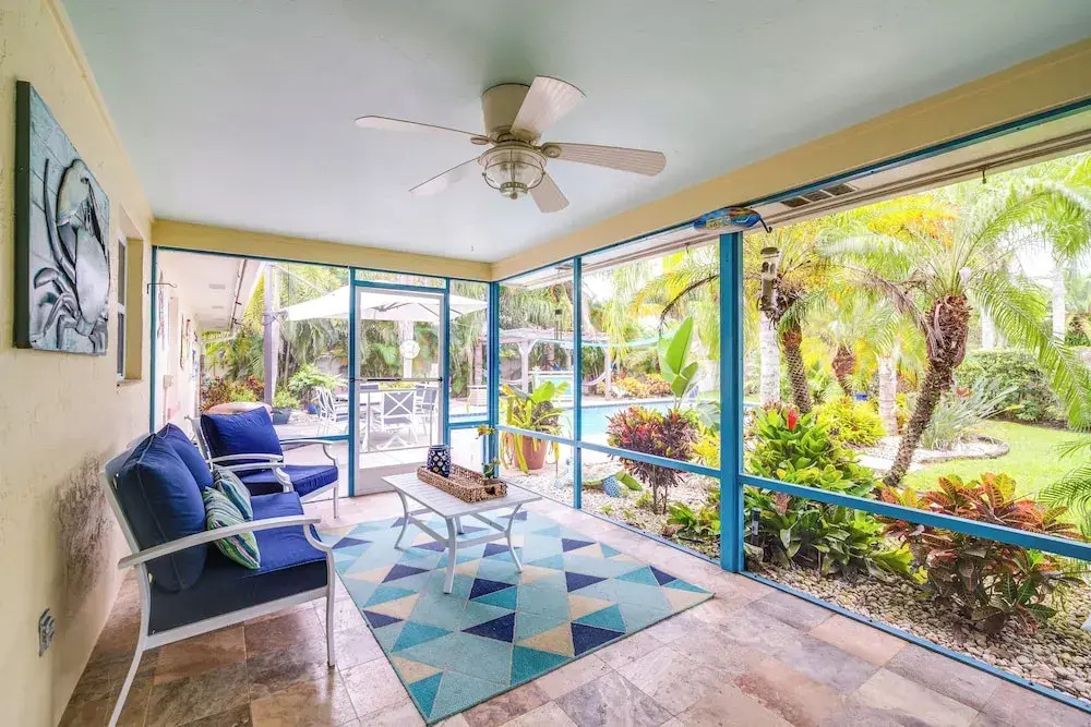 Outdoor Oasis w/ Bar & Lanai: Tavares Escape