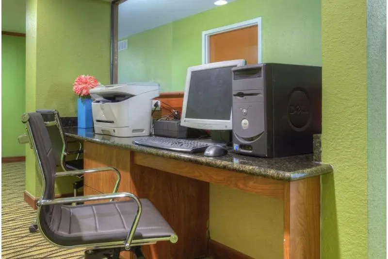 Econo Lodge Inn & Suites