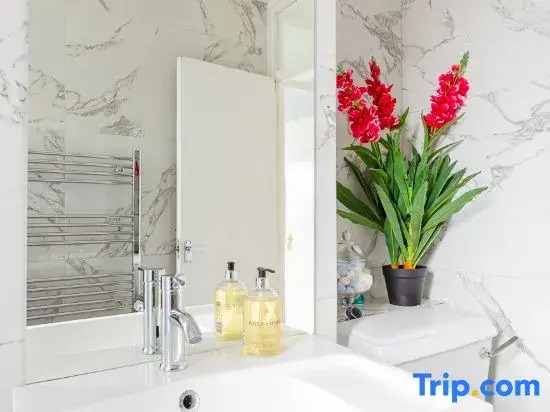 Bright 3-Bedroom Flat Parking 4Ktv & Balcony