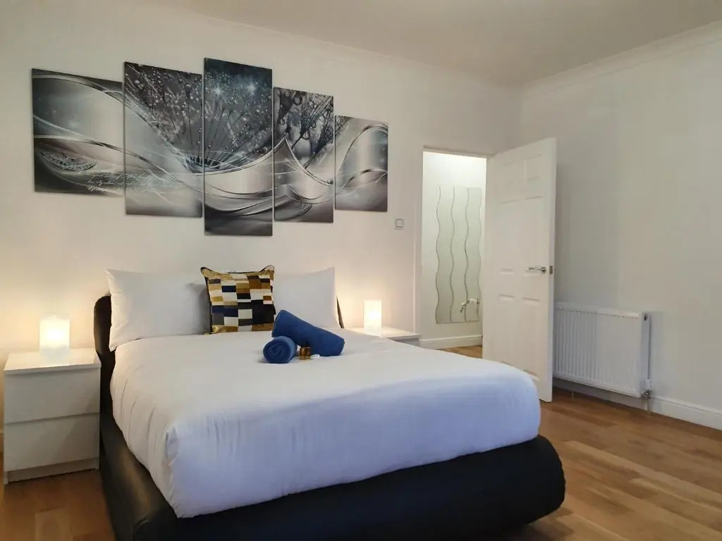 Glasgow Comfortable and Modern 3 Bedroom Mid Terraced Villa