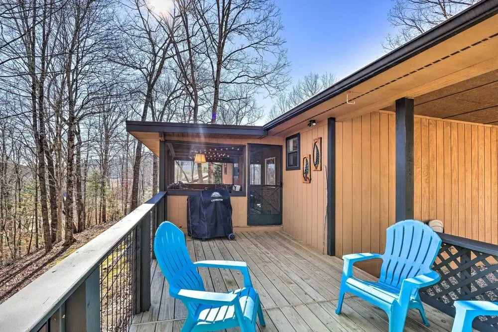Unwind Fireside: Serene Murphy Escape w/ Hot Tub!