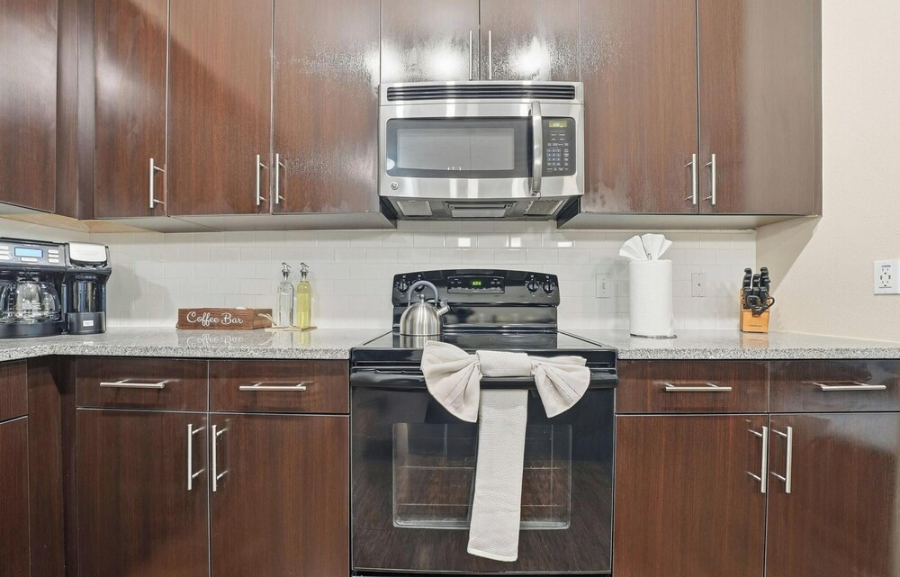Stylish 2BR w Pool Pet-friendly Unit 13