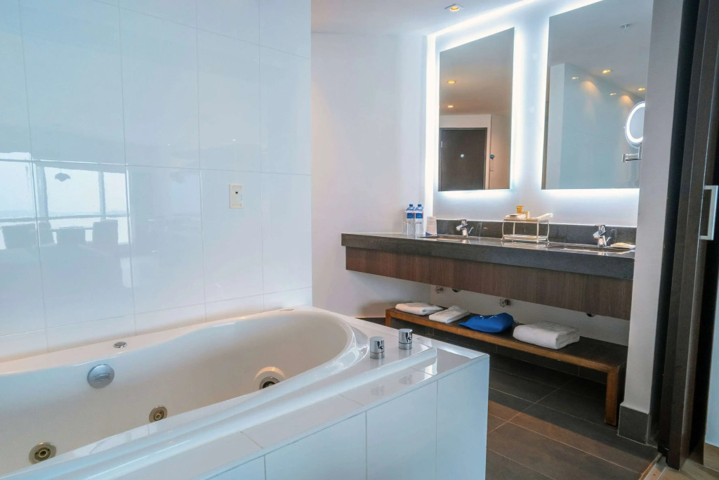 Wyndham Guayaquil, Puerto Santa Ana