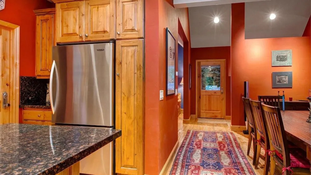 Town Lift Gem 4 Bedroom by RedAwning