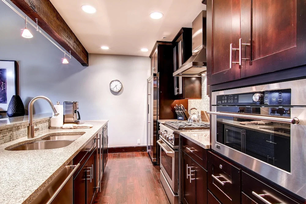 LAKESIDE 1629 townhouse