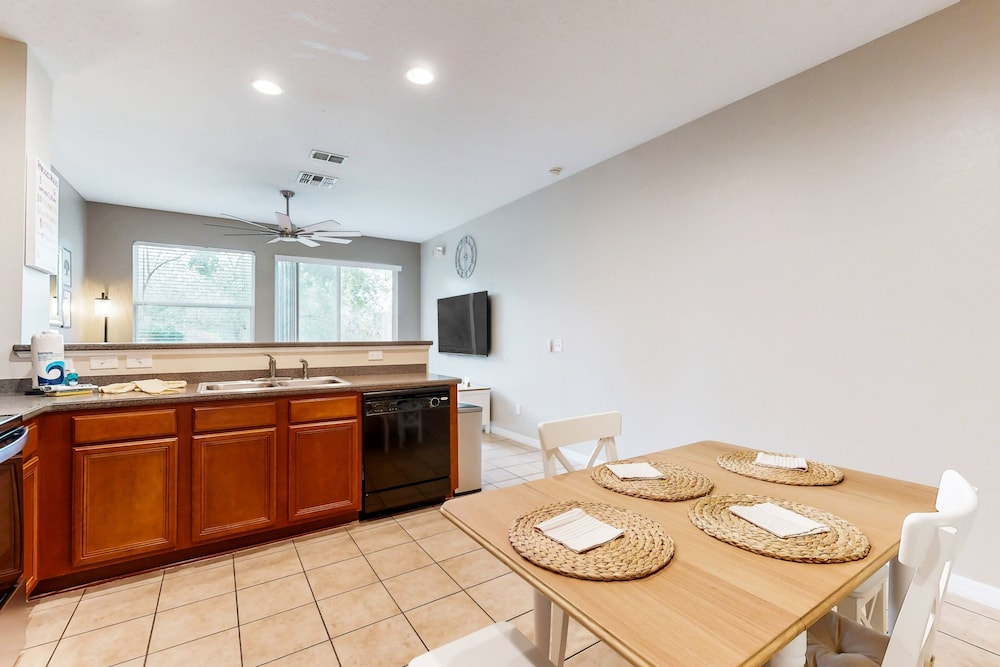 Dog-friendly Townhouse Near Disney With Outdoor Pool, Patio, Streaming, W/d, AC