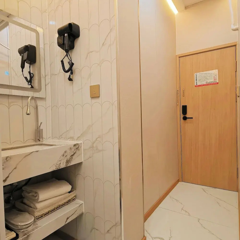 Shanghai Puyi Hotel - Yu yuan Garden Chenghuang Temple Xintiandi Laoximen Metro Station