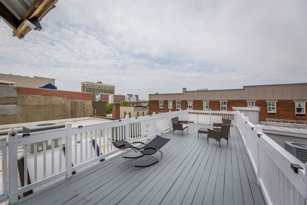 The Elm St Suite - Downtown Condo