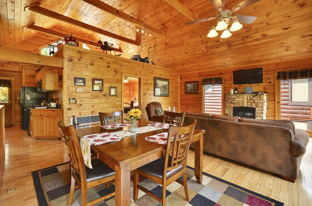 Spacious Cubby Bear Cabin with Private Hot Tub by Redawning
