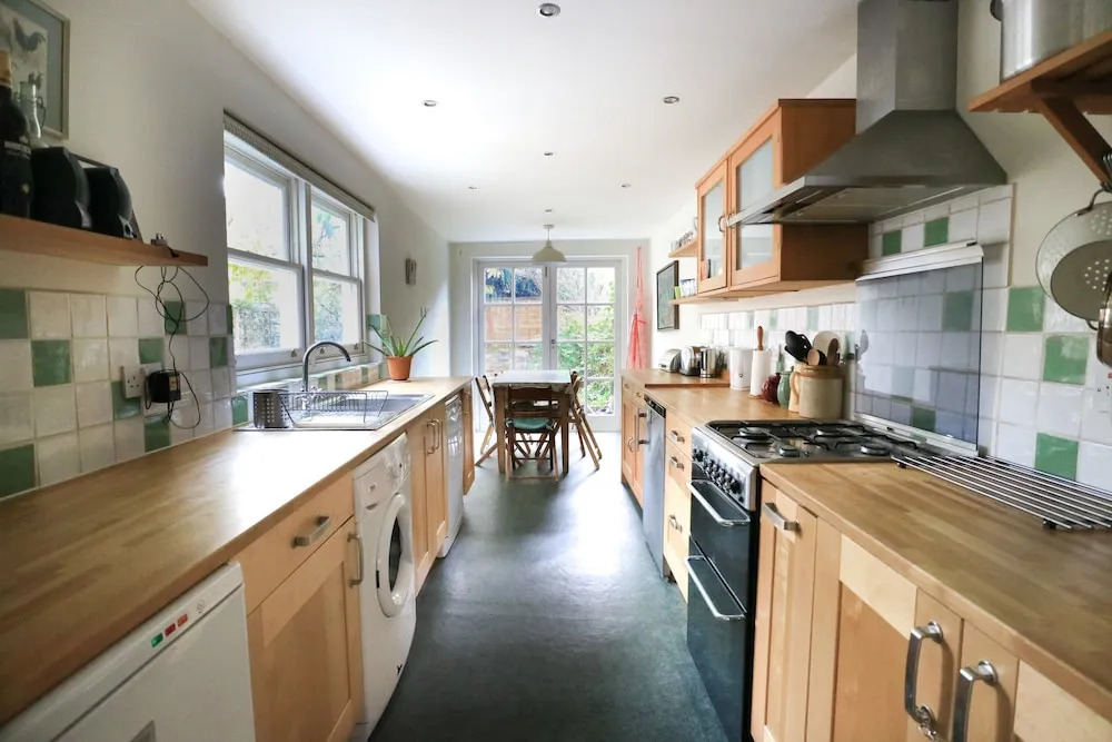 Charming 2 Bedroom House With Garden in East London