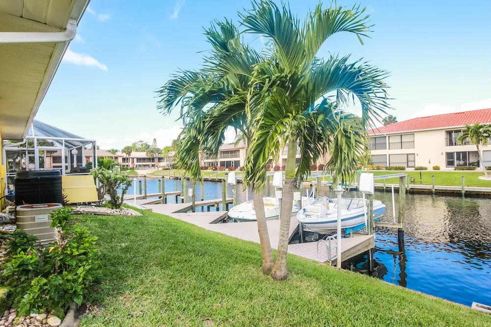 Seatuit Condominiums