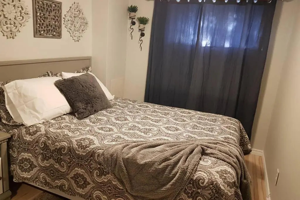 Sarnia Central Six - BIG 6 BR 2 BA - patio and BBQ