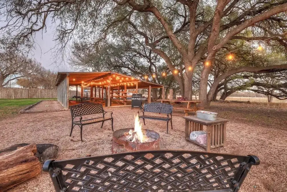 Waylons House-hot Tub Shared Party Barn With Games
