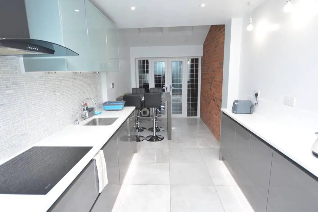 Luxury 5 Bedroom House with Free Parking on Site